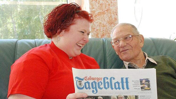 Auch das gehört für Franziska Goihl dazu: Zusammen mit den Patienten und Bewohnern Zeitung lesen und lachen. Einer, der sich besonders darüber freut, ist Gerhard Wöhner, der sich gerade zur Kurzzeitpflege im Caritas-Seniorenheim befindet. Fotos: Christiane Lehmann