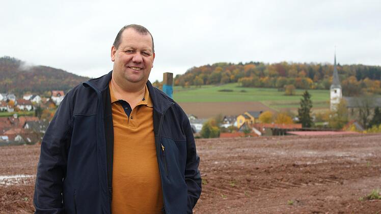 Bernold Martin steht vor den neuen Bauplätzen am Heppengraben: Ab Sommer 2021 werden hier Grundstücke verkauft.  Julia Raab