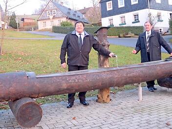 Bürgermeister Stefan Heinlein (von links), Zweiter Bürgermeister Wolfgang Förtsch und Dritter Bürgermeister Klaus Dressel bei der Inbetriebnahme des neuen Dorfbrunnens in Brauersdorf Foto: Karl-Heinz Hofmann