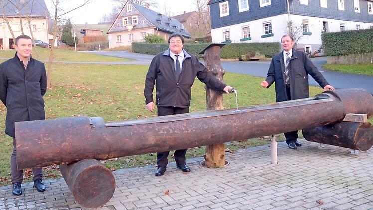Bürgermeister Stefan Heinlein (von links), Zweiter Bürgermeister Wolfgang Förtsch und Dritter Bürgermeister Klaus Dressel bei der Inbetriebnahme des neuen Dorfbrunnens in Brauersdorf Foto: Karl-Heinz Hofmann