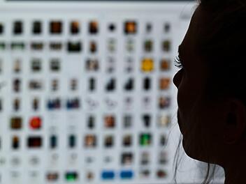 Eine Kriminaloberkommissarin sitzt vor einem Auswertungscomputer bei Ermittlungen gegen Kinderpornografie und sexuellem Missbrauch.