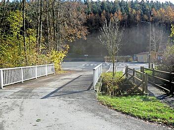 Die Betonbrücke zum Badeseeparkplatz muss saniert werden. Damit könnte eventuell auch die hölzerne Fußgängerbrücke wegfallen.