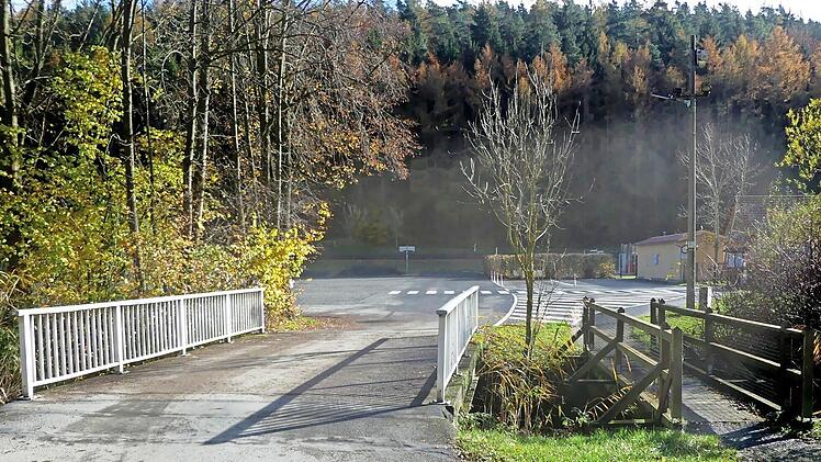 Die Betonbrücke zum Badeseeparkplatz muss saniert werden. Damit könnte eventuell auch die hölzerne Fußgängerbrücke wegfallen.