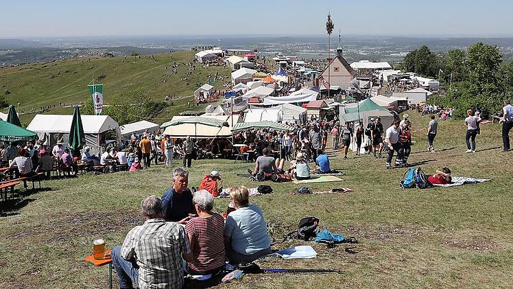 Die Walpurgis-Kapelle auf dem Walberla: Auch heuer wird es Anfang Mai kein buntes Treiben auf dem Plateau geben.