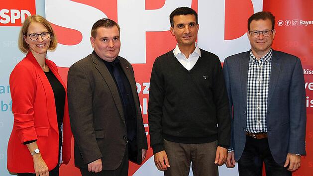 Sie kandidieren f&uuml;r die SPD (von links nach rechts): Maren Schmitt (Listenkandidatin Bezirkstag), Ren&eacute; van Eckert (Direktkandidat Landtag), Hamdan Alhussein (Direktkandidat Bezirkstag) und Norbert Schaub (Listenkandidat Landtag). Foto: Dieter Britz
