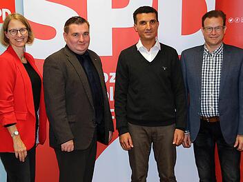 Sie kandidieren für die SPD (von links nach rechts): Maren Schmitt (Listenkandidatin Bezirkstag), René van Eckert (Direktkandidat Landtag), Hamdan Alhussein (Direktkandidat Bezirkstag) und Norbert Schaub (Listenkandidat Landtag). Foto: Dieter Britz