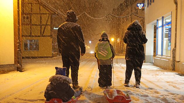 Schulen wegen Schnee & Glatteis geschlossen: M&uuml;ssen Eltern trotzdem zur Arbeit?