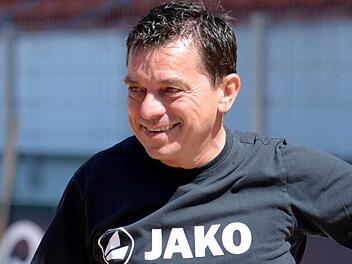 Der neue Bayreuther Trainer Dieter Kurth darf sich auf ein attraktives Eröffnungsspiel gegen Burghausen freuen. Foto: Peter Mularczyk