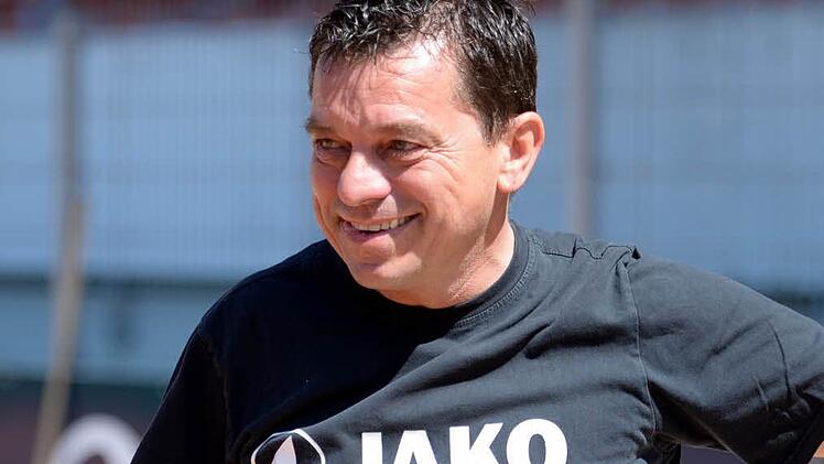 Der neue Bayreuther Trainer Dieter Kurth darf sich auf ein attraktives Eröffnungsspiel gegen Burghausen freuen. Foto: Peter Mularczyk