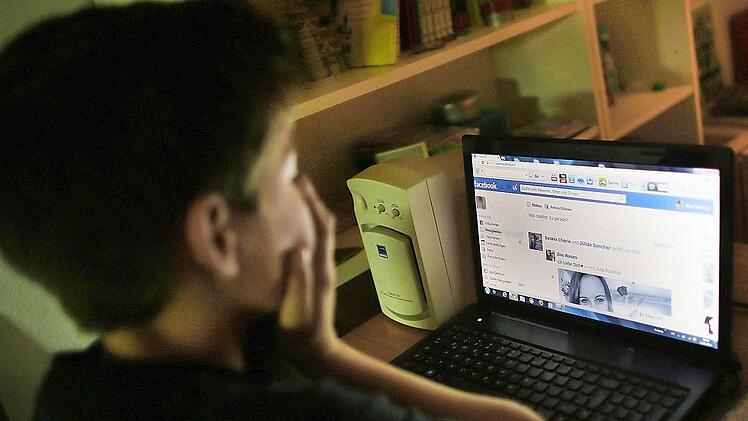 Beleidigungen via Facebook, Whatsapp und Co. können Jugendliche tief verletzen.  Foto: Oliver Berg, dpa