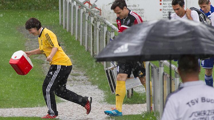 Die Bucher Bankbesatzung auf der Flucht. Foto: Heinrich Weiß