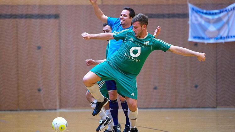 Eingekeilt: Der Rannunger Benjamin Kaufmann im Garitzer Sandwich, gebildet von Björn Schlereth (vorne) und Sandro Cazzella. Foto: Anand Anders