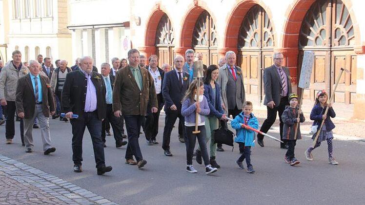 Die Arbeitsgeräte der Siebener, Spaten, Messstab, Hacke und Schaufel, trugen die Kinder der Kirchenparade voran. Dahinter folgten Kreissiebenerobmann Adolf Müller, Vertreter des Bauernverbands, des Landkreises und der Stadt und die Feldgeschworenen.