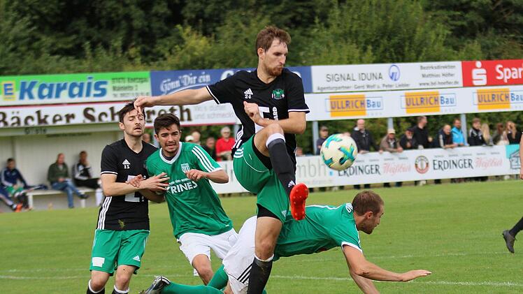 Der Ammerthaler Mario Zitzmann (links) kann den Ball wegschlagen. Sands Andre Karmann geht zwar zu Boden, doch die Aktion war kein Foul.