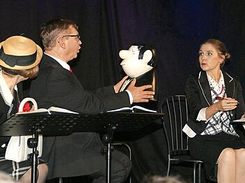 Einen ganzen Abend Loriot bescherte das Ensemble "Stilblüten" seinem Publikum in Eltmann. Hier Tatjana Grumbach, Andreas Herden und Luna Mittig (von links) in dem Stück "Bei der Eheberatung". Fotos: Sabine Weinbeer