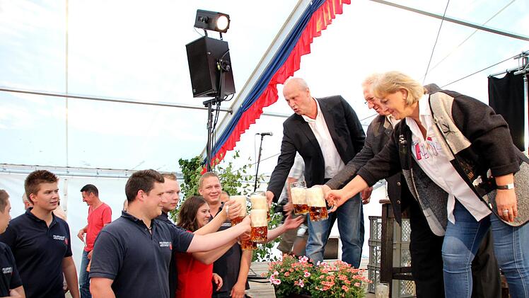 Nach dem Bieranstich prosten die drei B&uuml;rgermeister den Kerwaburschen zu (von links: Gerald Brehm, G&uuml;nther Schulz und Irene H&auml;usler).