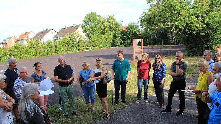 Bürgermeister, Architekt, Stadträte und besorgte Bürger diskutierten vor Ort über die geplante Bebauung auf dem alten Hartplatz an der Kerschensteiner Straße.   Foto: Andreas Dorsch