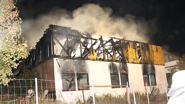 Brand einer Lagerhalle in Autenhausen am Sonntagmorgen Foto: Michael Stelzner