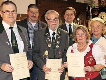 Ehrungen für langjährige Mitgliedschaft gab es bei der Weihnachtsfeier des Schützenvereins Herzogstand: von links im Bild Markus Fischer, Ralph Großer, Herbert Heerdegen, Oberschützenmeister Jens-Uwe Peter, Renate Heerdegen und Ingrid Reinhart. Foto: Wolfgang Desombre