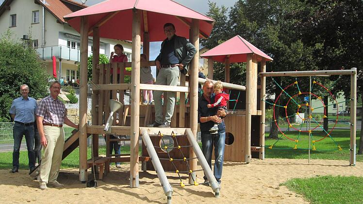 Auf dem neuen Spielplatz gibt es verschiedene Attraktionen. Foto: Winfried Ehling