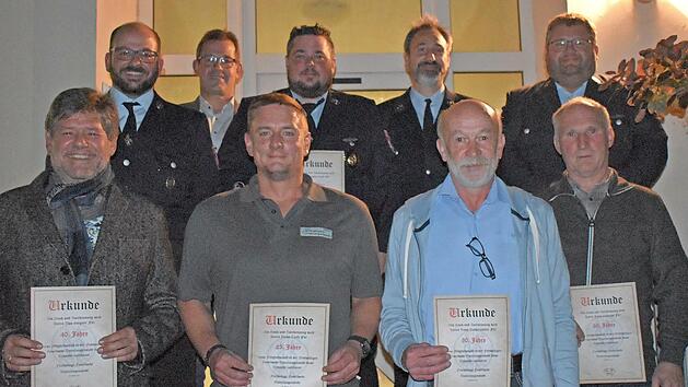 Die geehrten Mitglieder (vorne von links) Uwe Stegner, Heiko Rauh, Hans Weiherm&uuml;ller, Hans Schnapp, Sascha Rauh (hinten Mitte) zusammen mit (hinten von links) Jan Millitzer, J&uuml;rgen G&auml;belein, Jens Schmitter und Thomas Schramm