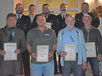 Die geehrten Mitglieder (vorne von links) Uwe Stegner, Heiko Rauh, Hans Weihermüller, Hans Schnapp, Sascha Rauh (hinten Mitte) zusammen mit (hinten von links) Jan Millitzer, Jürgen Gäbelein, Jens Schmitter und Thomas Schramm