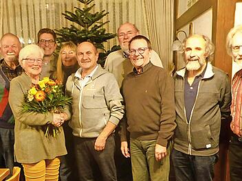 Im Kreis des Vorstands übergab Wilmya Zimmermann den Vorsitz an Wolfgang Fees.