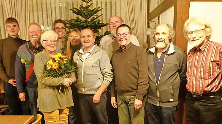 Im Kreis des Vorstands übergab Wilmya Zimmermann den Vorsitz an Wolfgang Fees.
