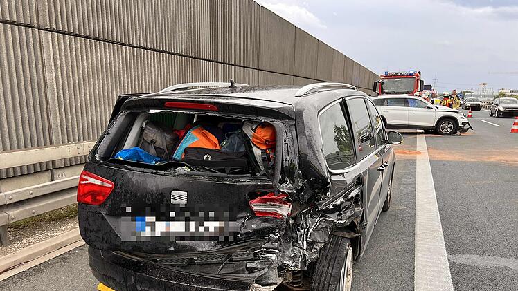 FIRST PICTURE zur News N32450 "UPDATE: A73, Nürnberg Richtung Bamberg, zwischen Forchheim-Nord und Buttenheim Unfallaufnahme, Richtungsfahrbahn gesperrt, (Vollsperre, Feuerwehr leitet an der AS Forchheim Nord ab),  (344)"