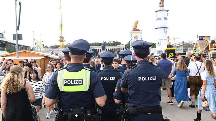 Polizeieinsatz beim M&uuml;nchner Oktoberfest: Mann filmt mit Handy unter Dirndl