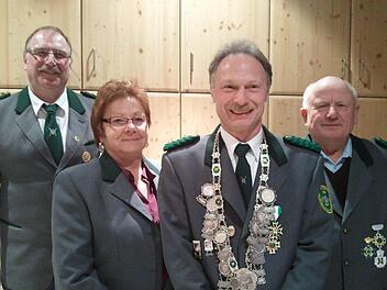 Der 1. Schützenmeister von Völkersleier, Josef Haas (von links) gratulierte dem neuen Königshaus mit 1. Ritter Gisela Koberstein, Schützenkönig Oliver Niebusch und 2. Ritter Kilian Martin.  Foto: privat