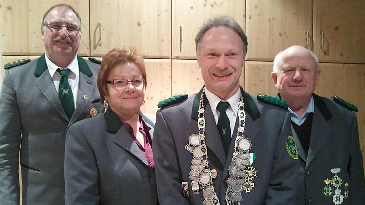 Der 1. Schützenmeister von Völkersleier, Josef Haas (von links) gratulierte dem neuen Königshaus mit 1. Ritter Gisela Koberstein, Schützenkönig Oliver Niebusch und 2. Ritter Kilian Martin.  Foto: privat