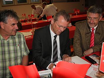 Ulrich Maly (Mitte) mit Joachim Beez (links) und dem Coburger Landrat Michael Busch Foto: Veronika Schadeck