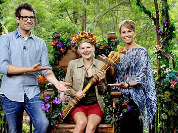 Die frühere «Bachelor»-Kandidatin Melanie Müller (M) freut sich am 02.02.2014 im australischen Dschungel neben den Moderatoren Sonja Zietlow und Moderator Daniel Hartwich über die Wahl zur «Dschungelkönigin». Die 25-Jährige siegte beim Finale der achten Staffel von «Ich bin ein Star - Holt mich hier raus!». Foto: Stefan Menne/RTL