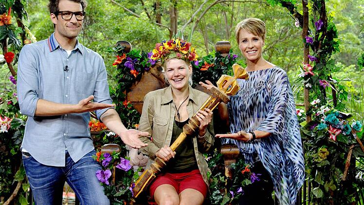 Die frühere «Bachelor»-Kandidatin Melanie Müller (M) freut sich am 02.02.2014 im australischen Dschungel neben den Moderatoren Sonja Zietlow und Moderator Daniel Hartwich über die Wahl zur «Dschungelkönigin». Die 25-Jährige siegte beim Finale der achten Staffel von «Ich bin ein Star - Holt mich hier raus!». Foto: Stefan Menne/RTL