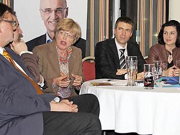 Gesprächsrunde in Sachen (Aus-)Bildung und Forschung: die parl. Staatssekretäre Dorothee Bär, Stefan Müller, Barbara Baumbach, Philipp Arnold und Elmar Merget (von rechts).Fotos: Ralf Kestel