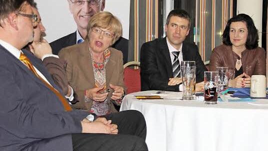 Gesprächsrunde in Sachen (Aus-)Bildung und Forschung: die parl. Staatssekretäre Dorothee Bär, Stefan Müller, Barbara Baumbach, Philipp Arnold und Elmar Merget (von rechts).Fotos: Ralf Kestel