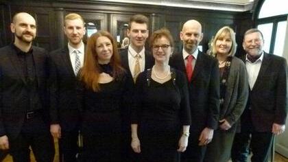 Familienpower: Steffen, Simon, Ina, Louis, Marion, und Volker Sommer mit Dr. Birgit Weber, Dr. Hans-Heinrich Eidt (von links).