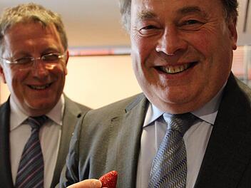 Diese Erdbeeren sind saisonal und regional: Da freut sich Minister Helmut Brunner und beißt gerne zu. Im Hintergrund Oberbürgermeister Henry Schramm (CSU). Foto: Katharina Müller-Sanke