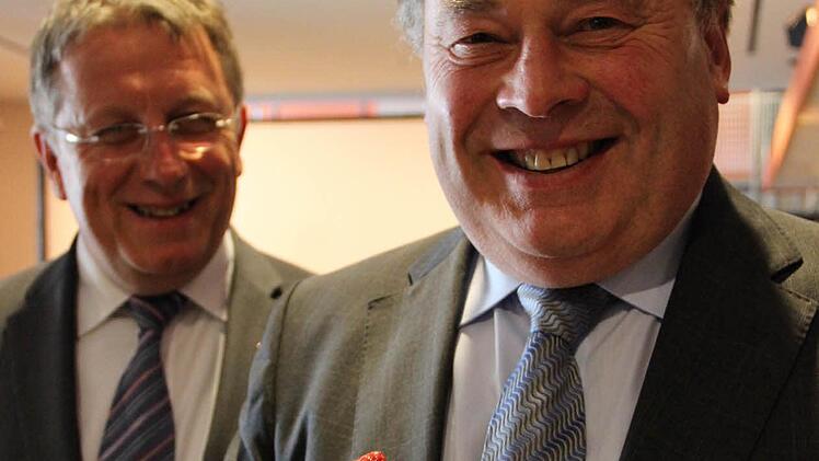 Diese Erdbeeren sind saisonal und regional: Da freut sich Minister Helmut Brunner und beißt gerne zu. Im Hintergrund Oberbürgermeister Henry Schramm (CSU). Foto: Katharina Müller-Sanke
