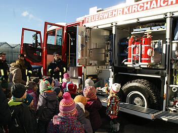 Die Kinder durften schon vor den Erwachsenen das neue Einsatzfahrzeug LF 20 in allen Details unter die Lupe nehmen. Fotos: Sabine Weinbeer