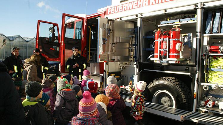 Die Kinder durften schon vor den Erwachsenen das neue Einsatzfahrzeug LF 20 in allen Details unter die Lupe nehmen. Fotos: Sabine Weinbeer