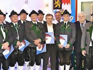 Zahlreiche aktive Blasmusikanten wurden bei der 50-Jahr-Feier des Musikvereins Neufang ausgezeichnet. Mit im Bild von rechts: Zweiter NBMB-Kreisvorsitzender Bruno Schnappauf, Zweiter Bürgermeister Bruno Beierlorzer, Vorsitzender Andreas Reißig und NBMB-Bezirksvorsitzender Werner Pöhner.