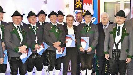 Zahlreiche aktive Blasmusikanten wurden bei der 50-Jahr-Feier des Musikvereins Neufang ausgezeichnet. Mit im Bild von rechts: Zweiter NBMB-Kreisvorsitzender Bruno Schnappauf, Zweiter Bürgermeister Bruno Beierlorzer, Vorsitzender Andreas Reißig und NBMB-Bezirksvorsitzender Werner Pöhner.