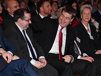 Söders unter sich: Bürgermeister Thomas (l.) freut sich über den Besuch von Staatsminister Markus (r.). Der scherzt: "Wir sind nicht verwandt und auch keine Zwillinge - er sieht besser aus, das ist so!"  Foto: Ronald Rinklef