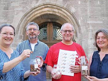 Ulrike Jira, P. Rudolf Götz, P. Markus Reis und Ulrike Kessler geben den Startschuss für die Spenden-Aktion. Foto: Heike Beudert