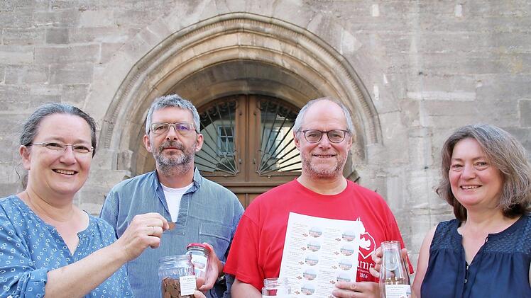 Ulrike Jira, P. Rudolf Götz, P. Markus Reis und Ulrike Kessler geben den Startschuss für die Spenden-Aktion. Foto: Heike Beudert