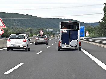 Achtung, Rollsplitt! Auf der Maintalautobahn in Höhe Eltmann gilt derzeit Tempo 80. Das wird auch noch bis Ende August so bleiben.  Foto: Ronald Rinklef