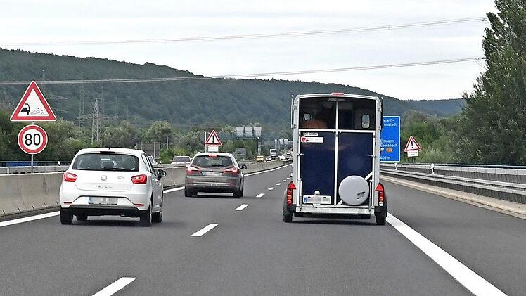 Achtung, Rollsplitt! Auf der Maintalautobahn in Höhe Eltmann gilt derzeit Tempo 80. Das wird auch noch bis Ende August so bleiben.  Foto: Ronald Rinklef