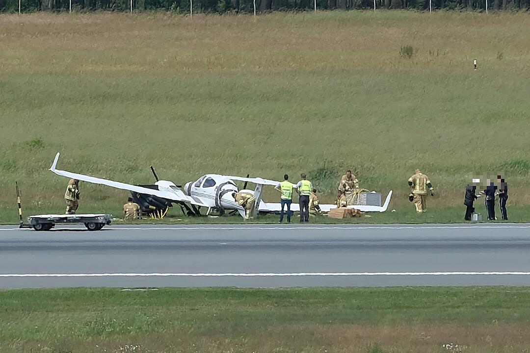 Zweimotorige Maschine von Landebahn am Nürnberger Flughafen abgekommen